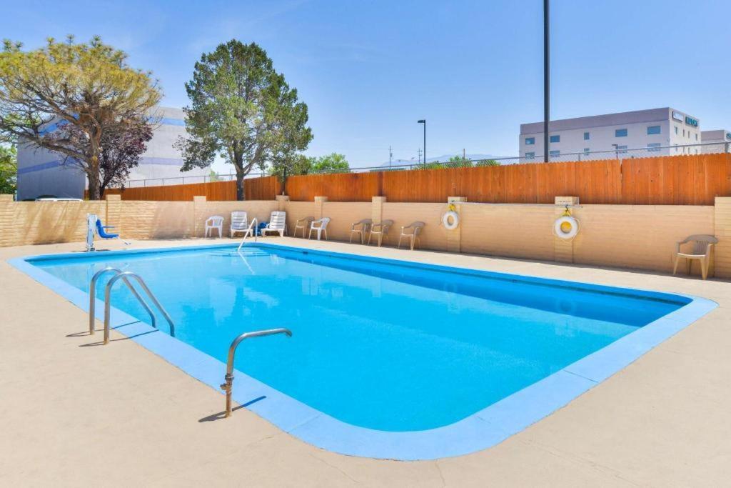 Days Inn By Wyndham Albuquerque Northeast Екстериор снимка